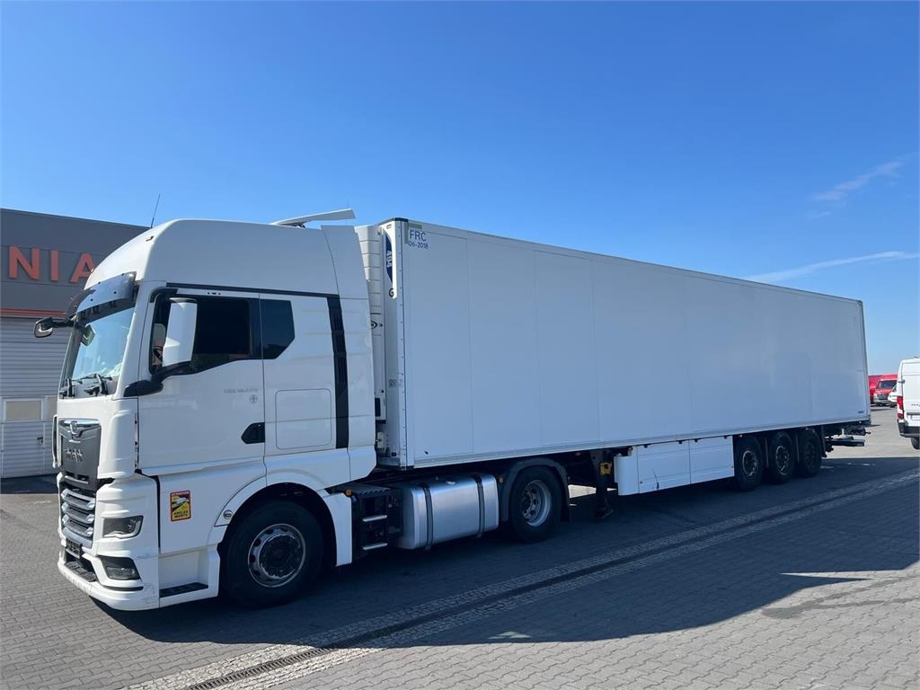 Schmitz Cargobull SKO 24REFRIGERATOR + LIFT ROLLER SHUTTER CARRIER V