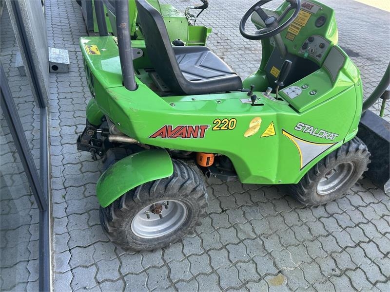 - - - AVANT 220 BENZIN