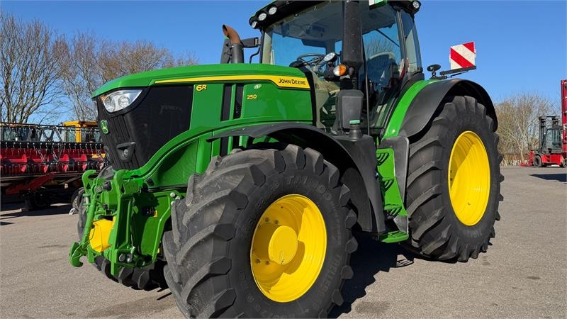 John Deere 6R250 KUN 2800 TIMER! MED FRONT PTO OG COMMANDPRO!