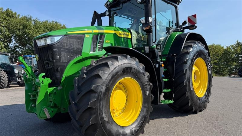 John Deere 7R 330 KUN 2000 TIMER!