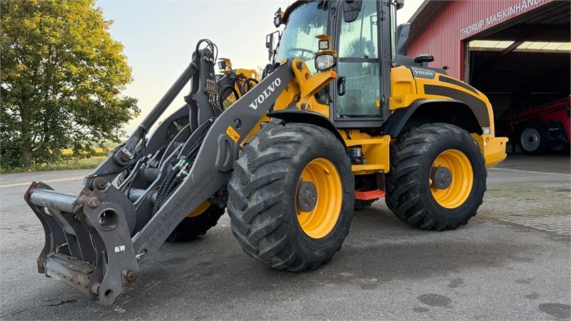 Chargeuse sur pneus Volvo L 50 H MED SKOVL OG HYDRAULISKE GAFLER! KUN 2700 T — occasion 2022, 2 700 h