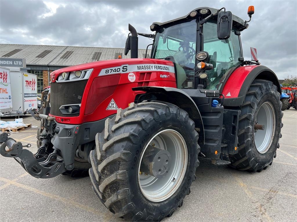 Massey Ferguson MF8740S