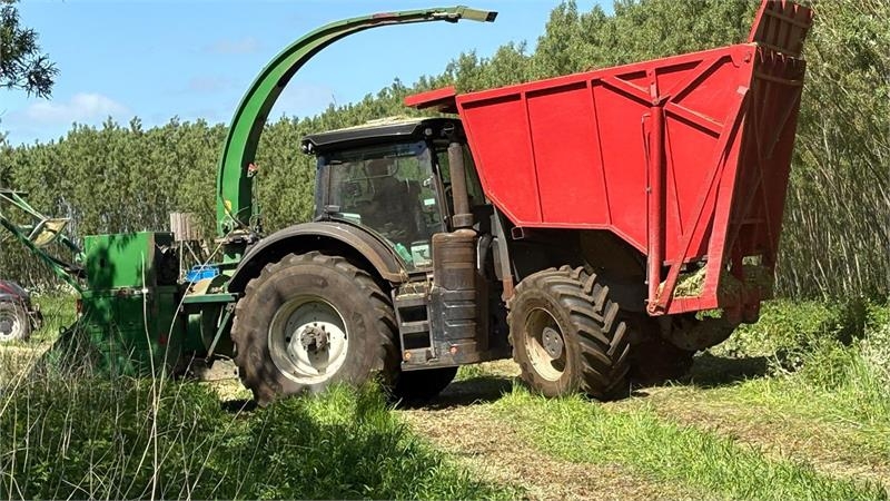 Valtra S294 Valtra S294 med Jenz Flishugger