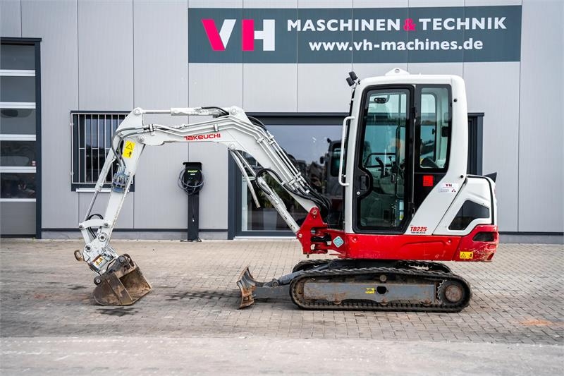 Mini-pelle Takeuchi TB225 — occasion 2020, 1 879 h