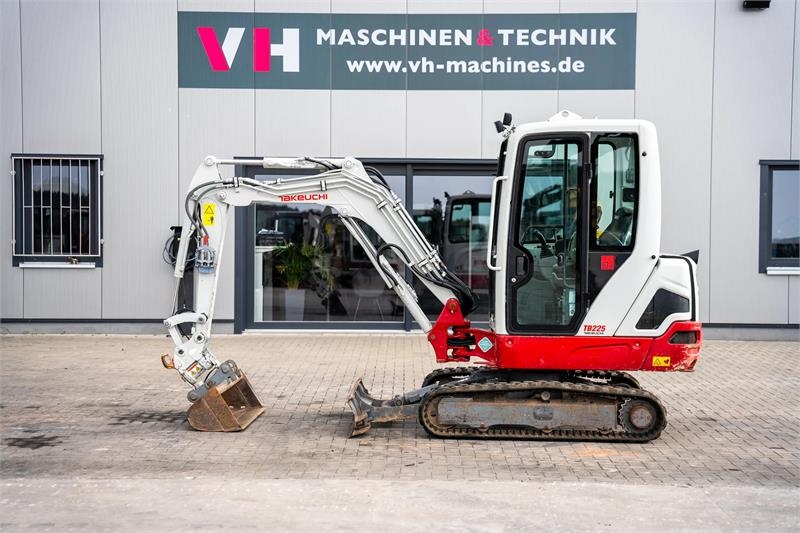 Mini-pelle Takeuchi TB225 — occasion 2020, 1 205 h