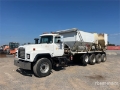 Camion malaxeur Mack RD688S 10x4 Volumetric Mixer — occasion 1999