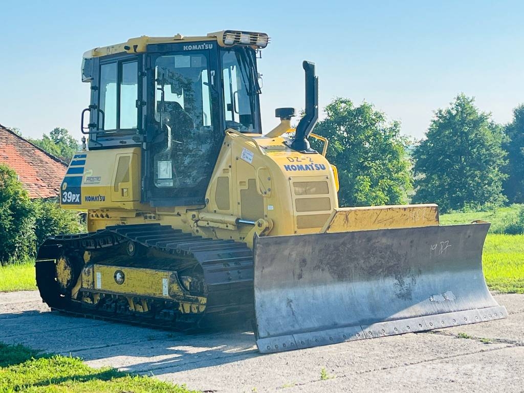 Komatsu D 39 PX-24 Buldozer sobre oruga