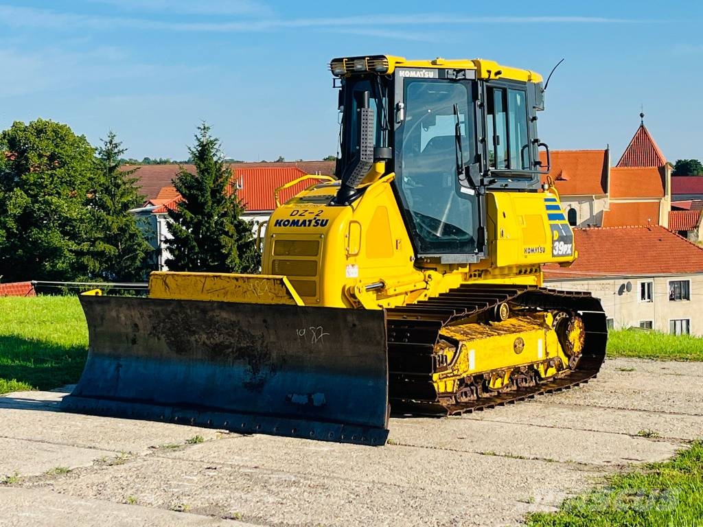 Komatsu D 39 PX-24 Buldozer sobre oruga