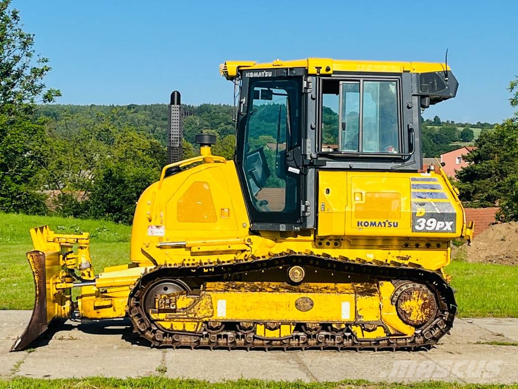 Komatsu D 39 PX-24 Buldozer sobre oruga