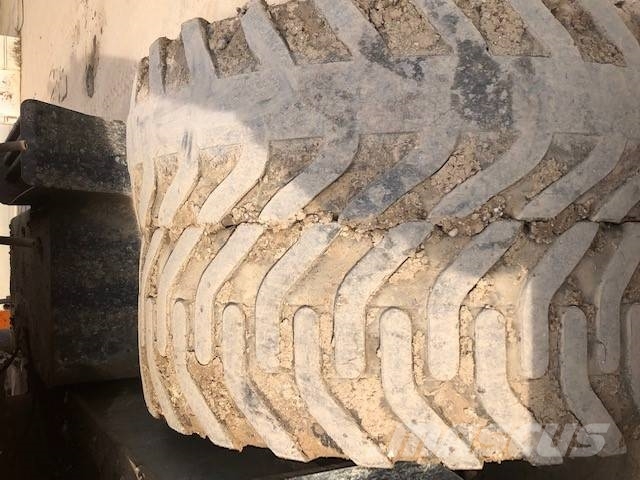 Komatsu PW148-10 Pelle sur pneus