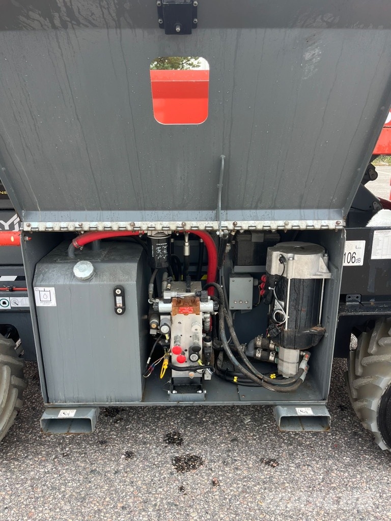 SkyJack SJ 6832 RTE Ollós emelők