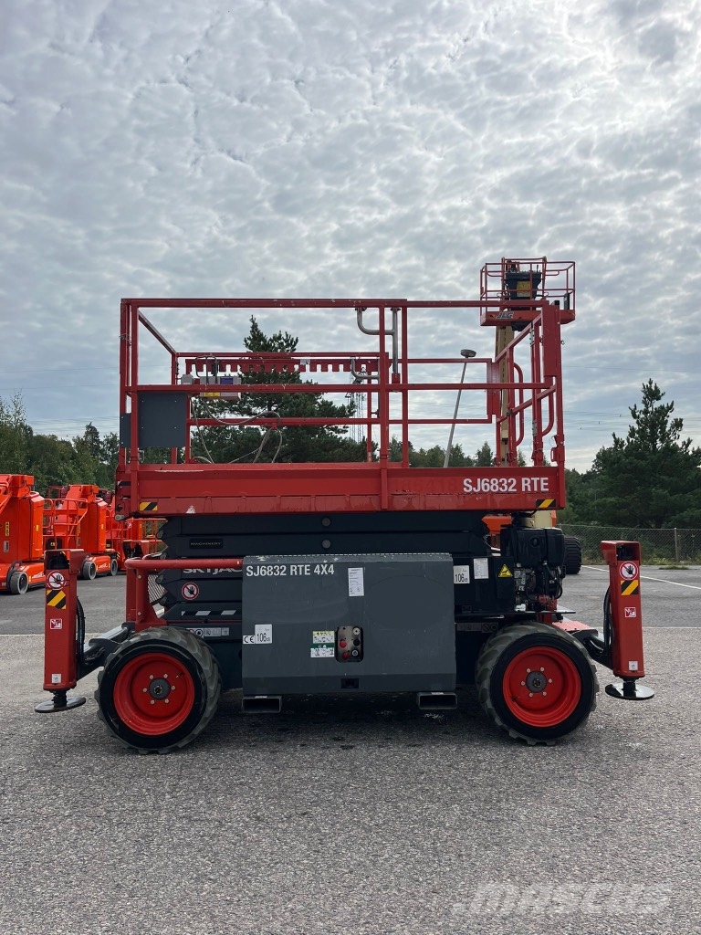 SkyJack SJ 6832 RTE Ollós emelők
