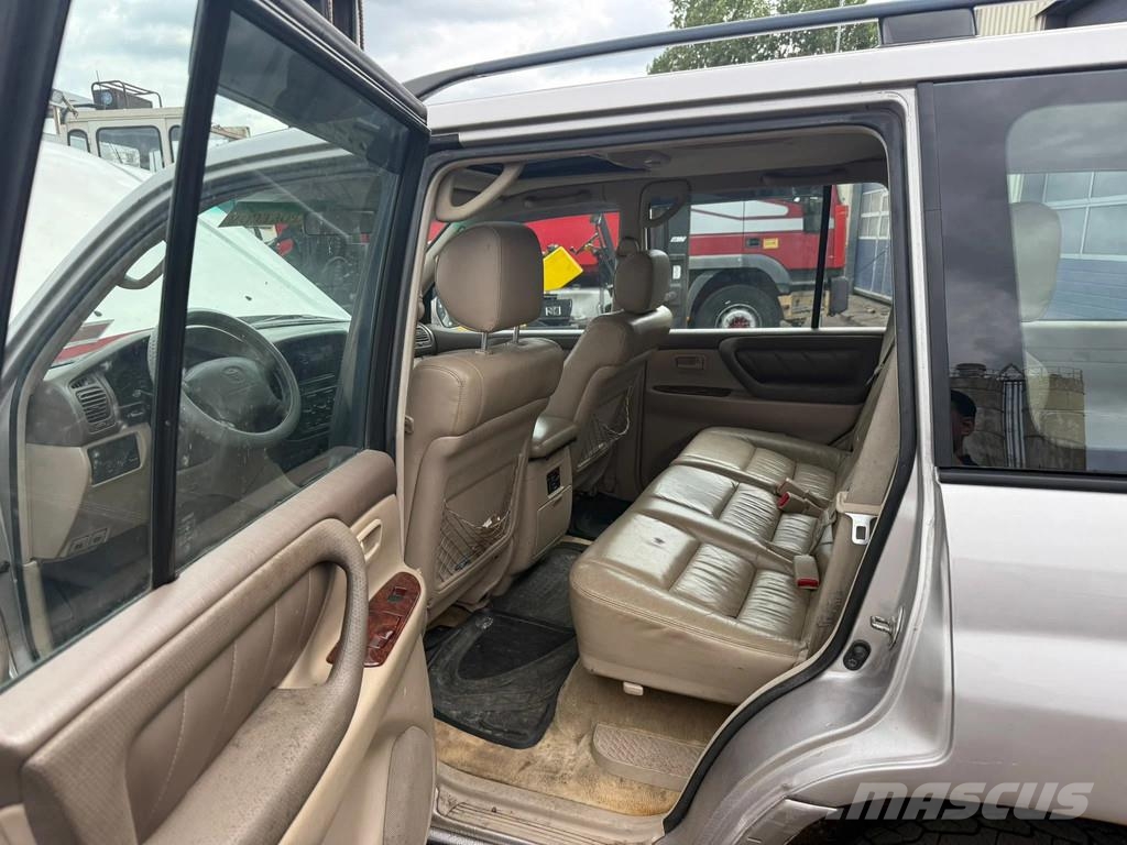 Toyota Land Cruiser SUV - V8 - Petrol - 4x4 4WD - Automat مركبات عابرة البلاد