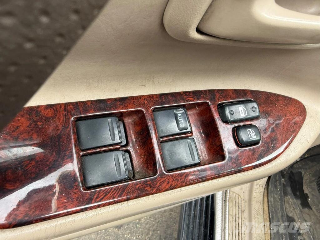 Toyota Land Cruiser SUV - V8 - Petrol - 4x4 4WD - Automat مركبات عابرة البلاد