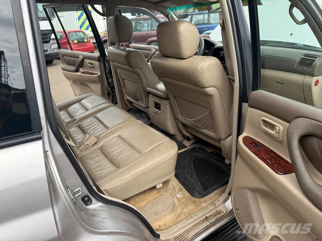 Toyota Land Cruiser SUV - V8 - Petrol - 4x4 4WD - Automat مركبات عابرة البلاد