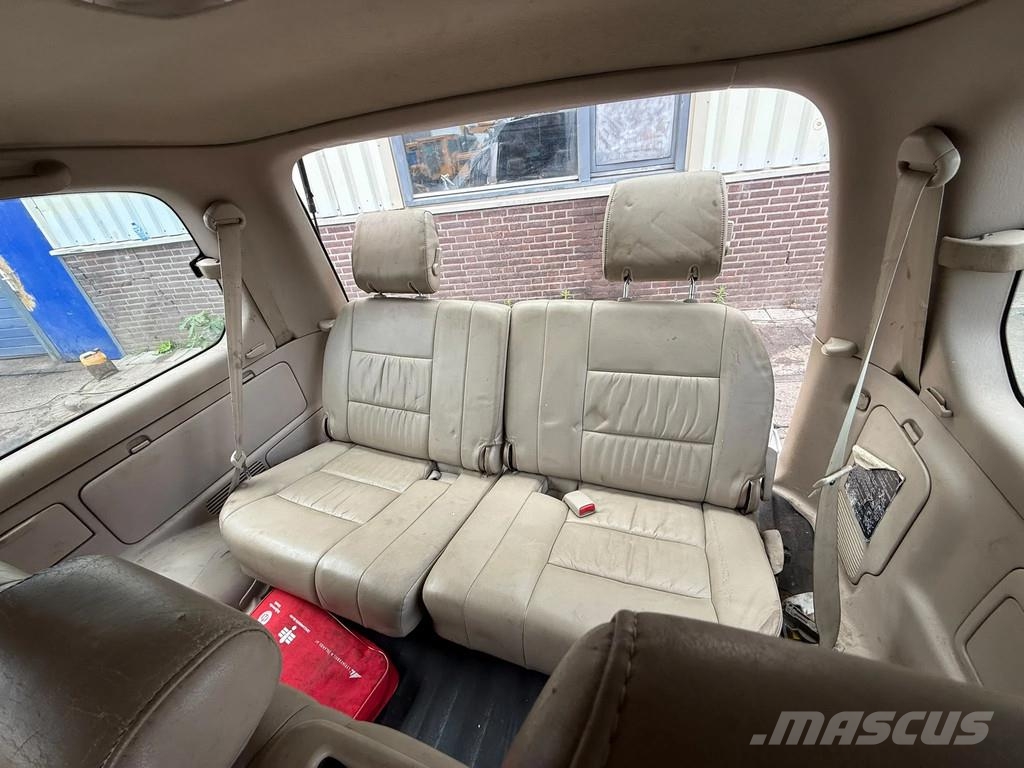 Toyota Land Cruiser SUV - V8 - Petrol - 4x4 4WD - Automat مركبات عابرة البلاد