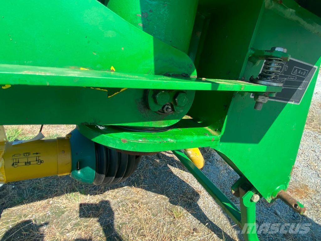 John Deere 328A Pyörillä varustetut leikkurit