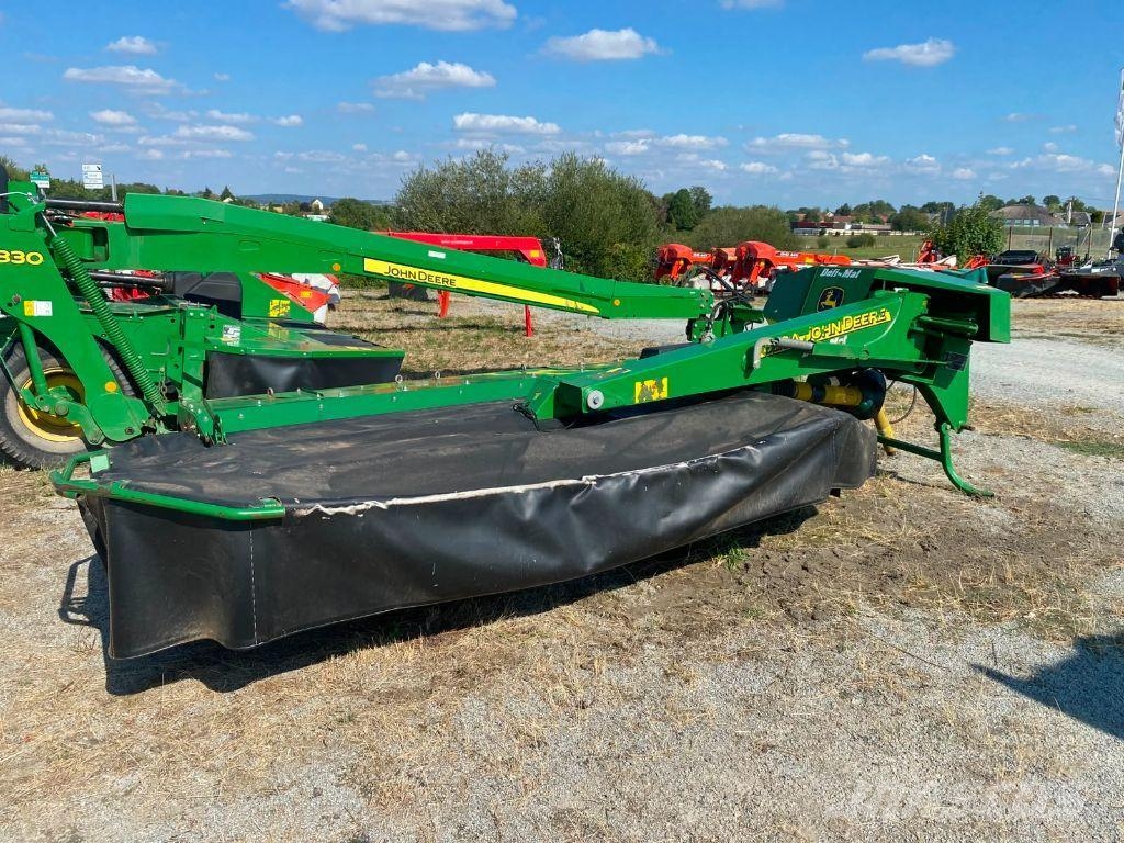 John Deere 328A Gemonteerde en gesleepte maaiers