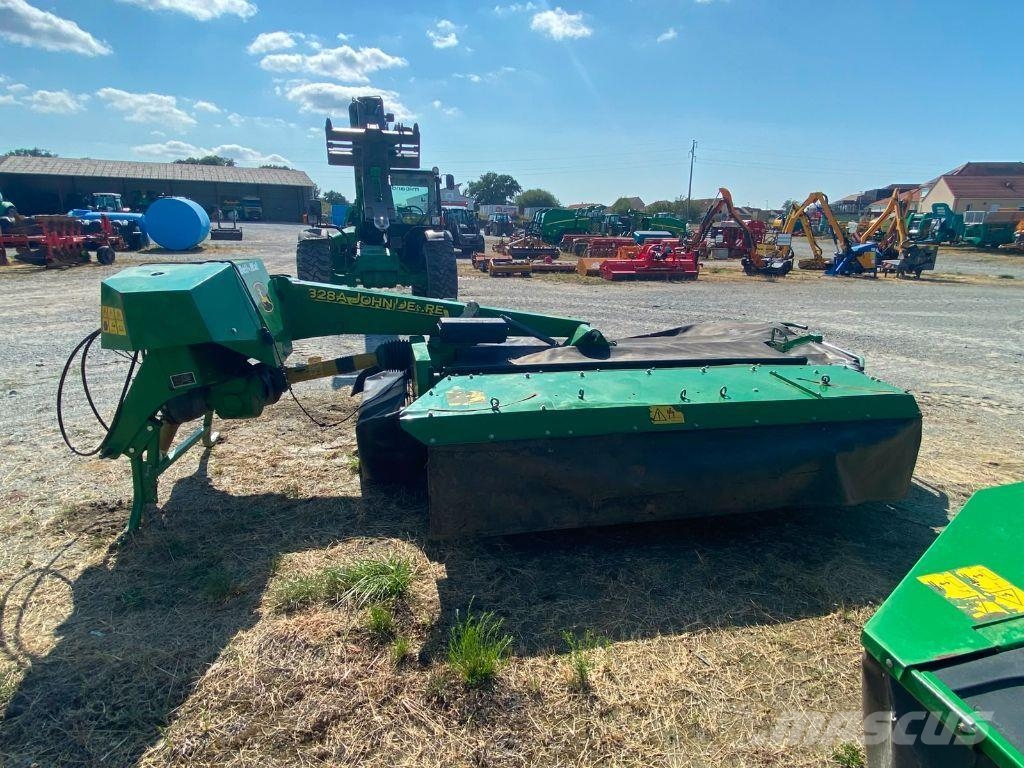 John Deere 328A ماكينات جز العشب