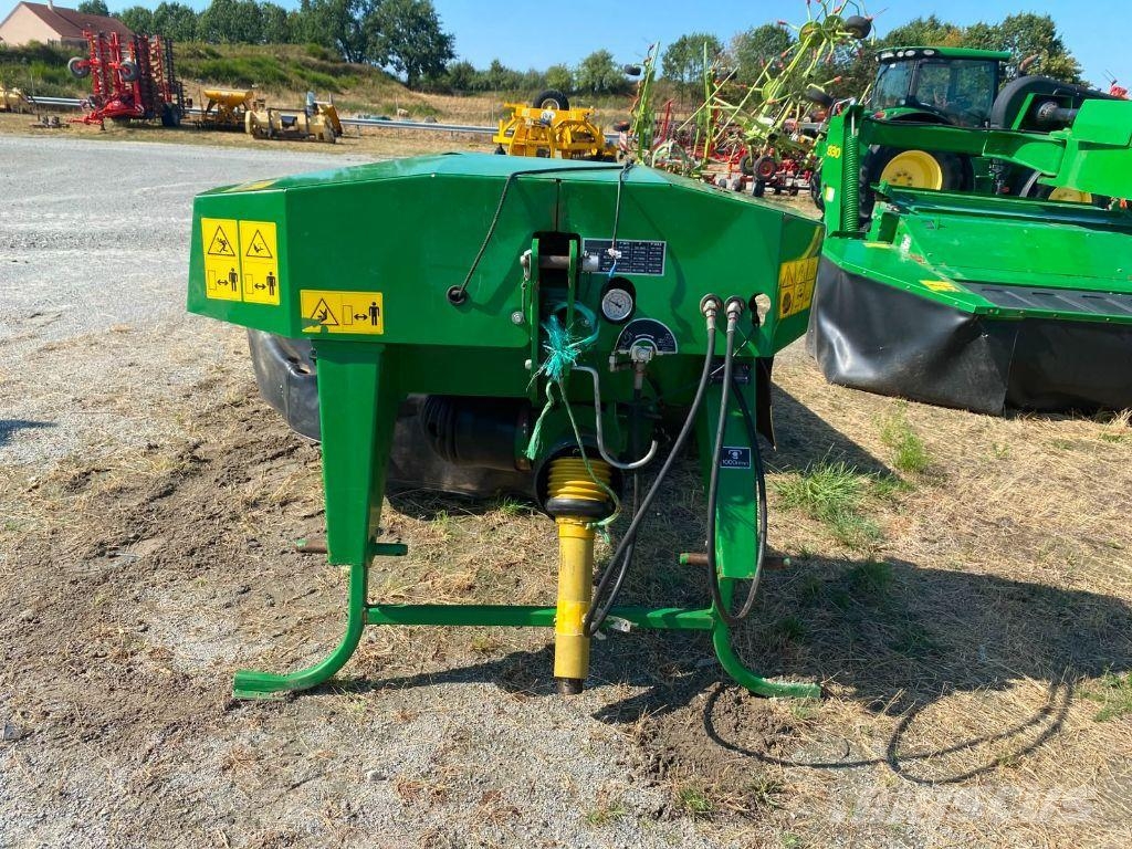 John Deere 328A Pyörillä varustetut leikkurit