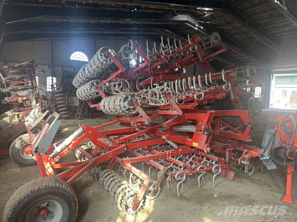 Kongskilde 7 meter germinator med CROSKILL tromle bagerst. V Σβάρνες