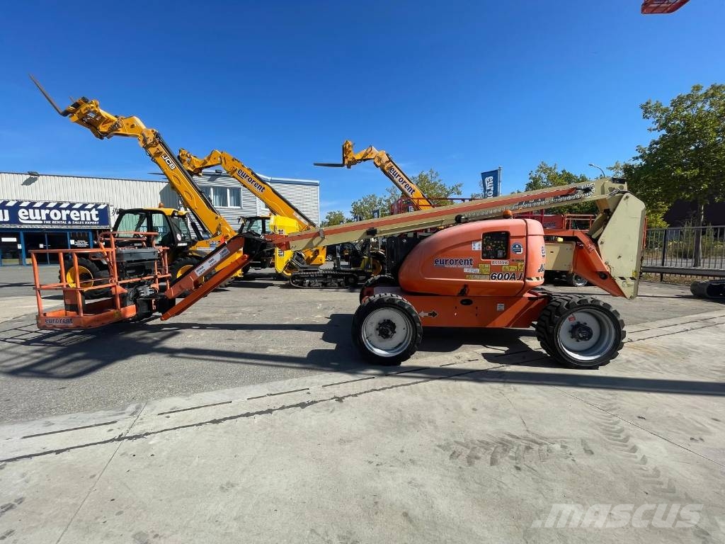 JLG 600 AJ Iseliikuvad poomtõstukid