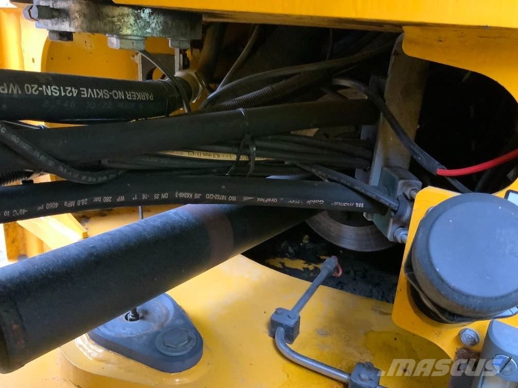 JCB 457 HT Kolesni nakladalci