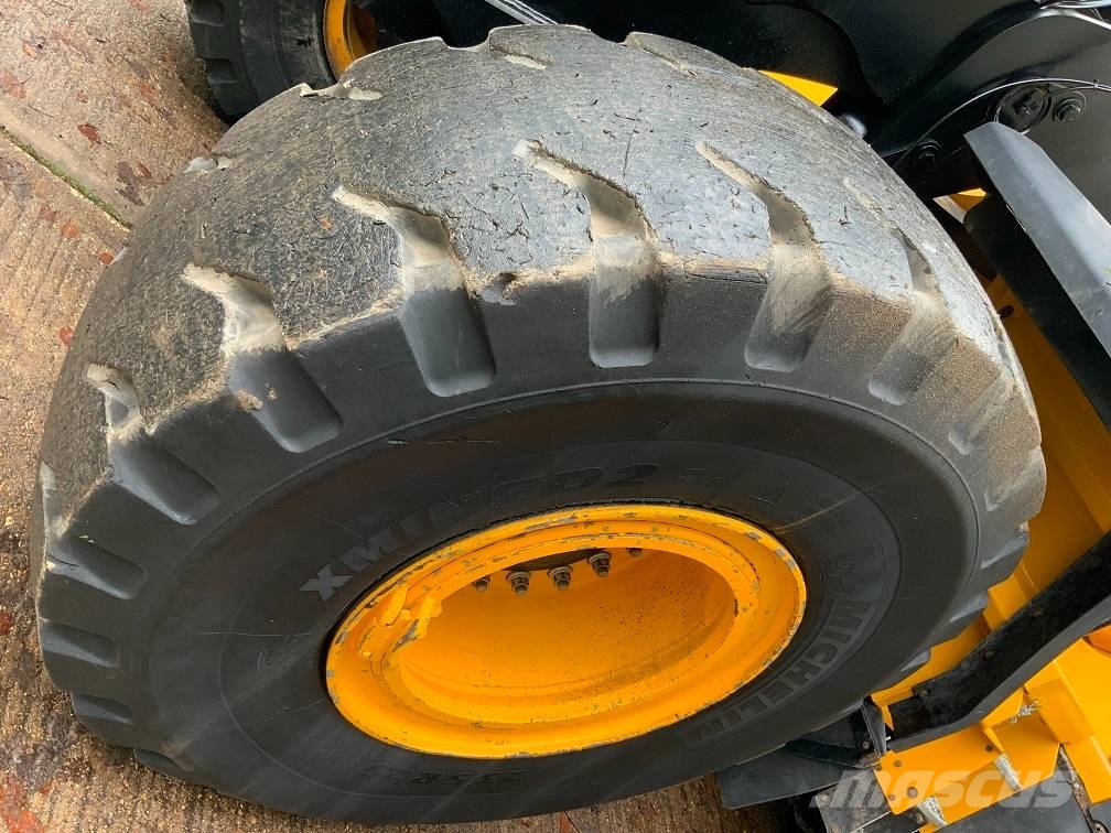 JCB 457 HT Kolesni nakladalci