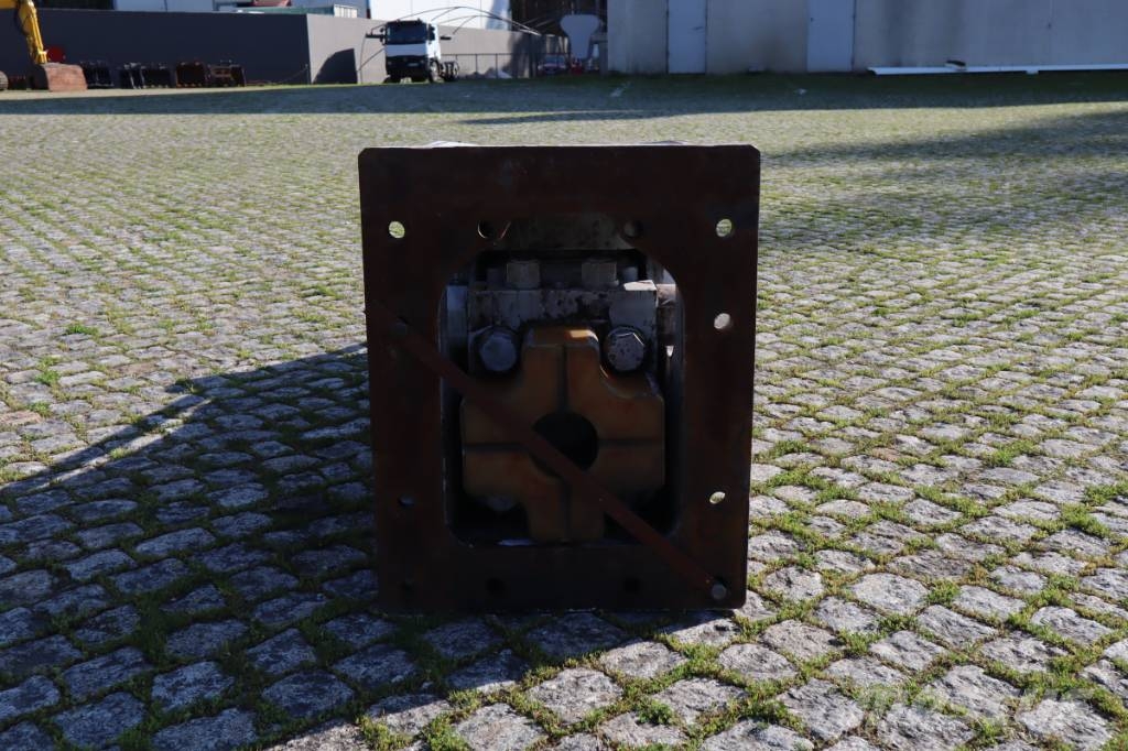Furukawa FXJ275 1775 kg 18–30 t Σφυριά / Σπαστήρες