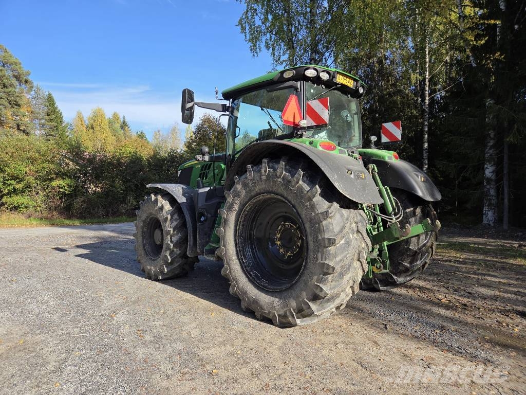 John Deere 6215 R Traktori