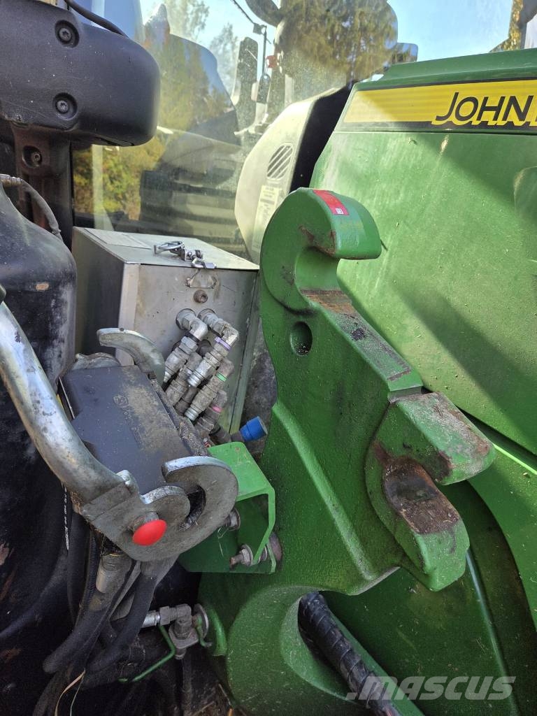 John Deere 6215 R Traktori