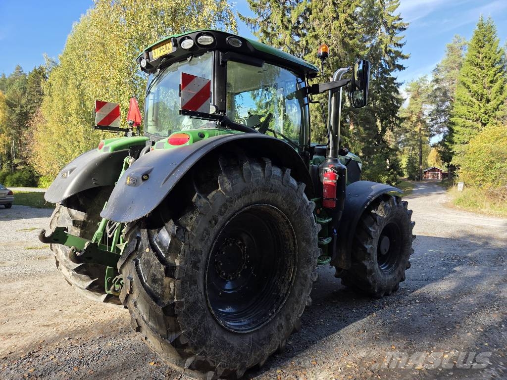 John Deere 6215 R Traktori