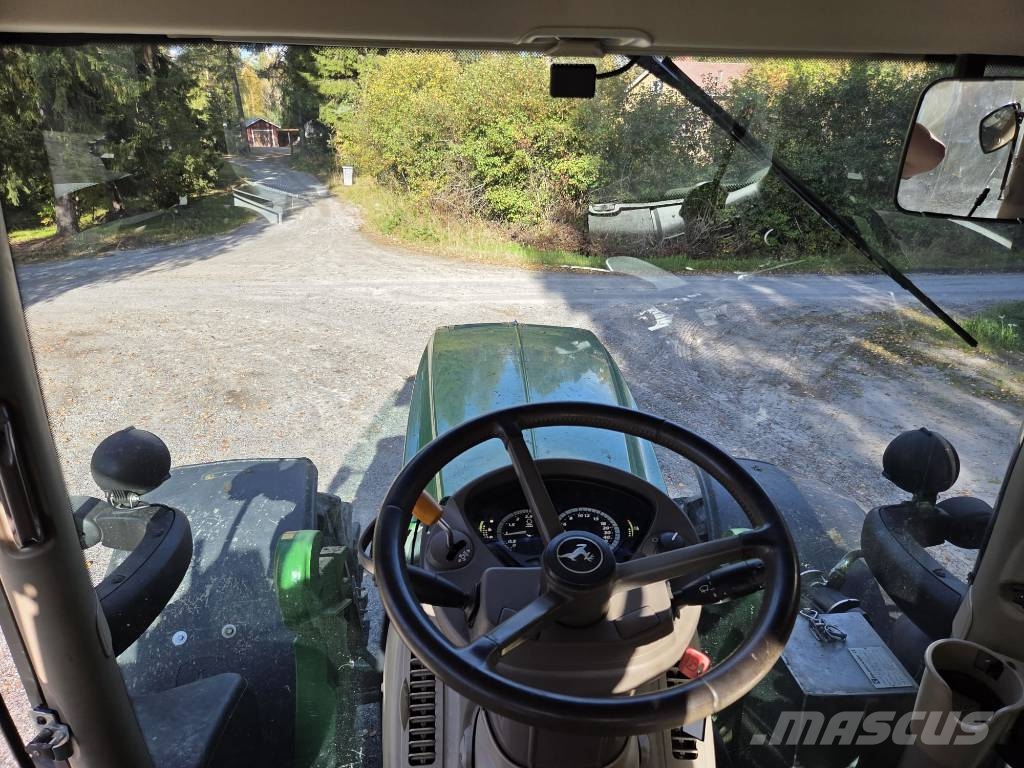 John Deere 6215 R Traktori