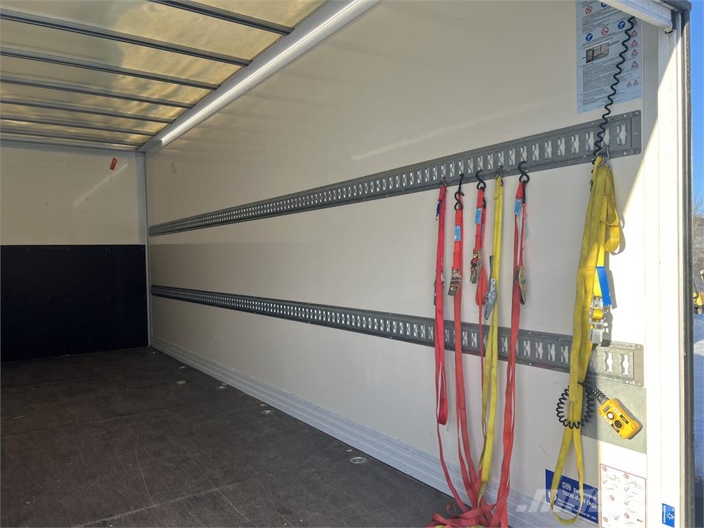 Fuso Ecanter 9C18 L-Bat Camiones con caja de remolque