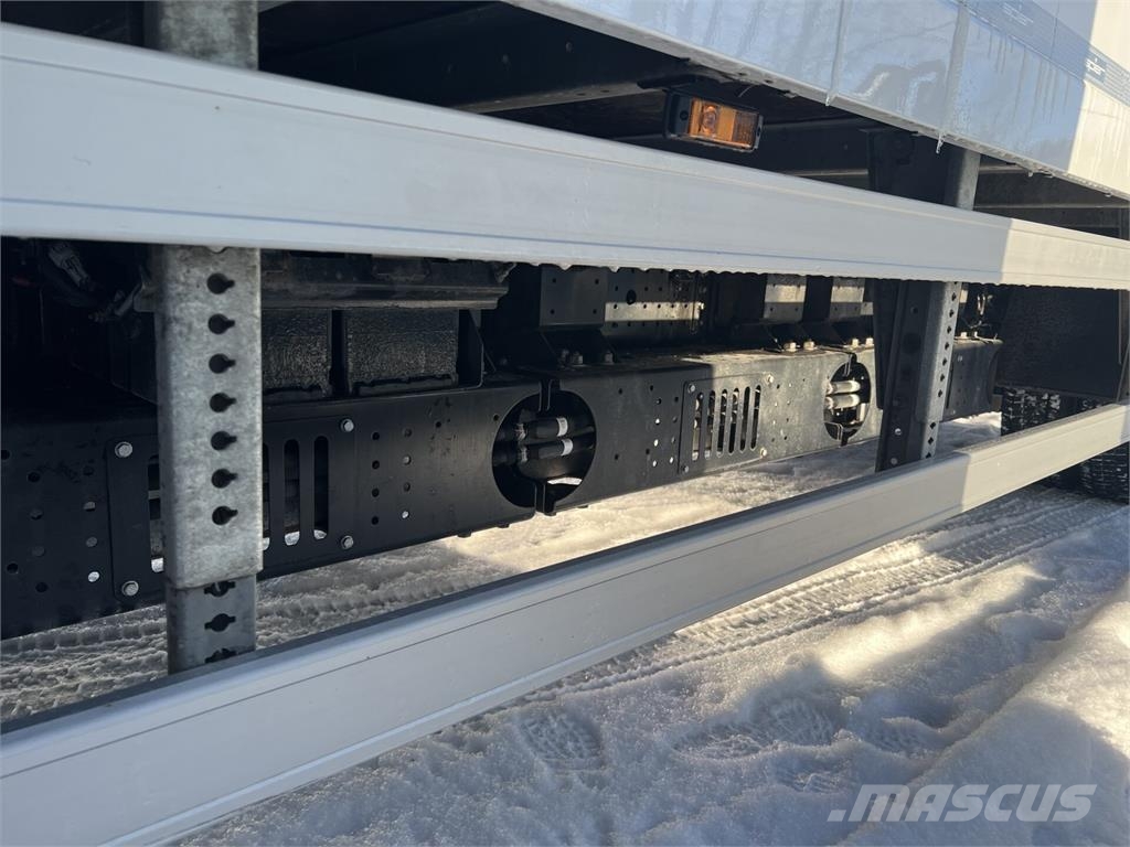 Fuso Ecanter 9C18 L-Bat Camiones con caja de remolque
