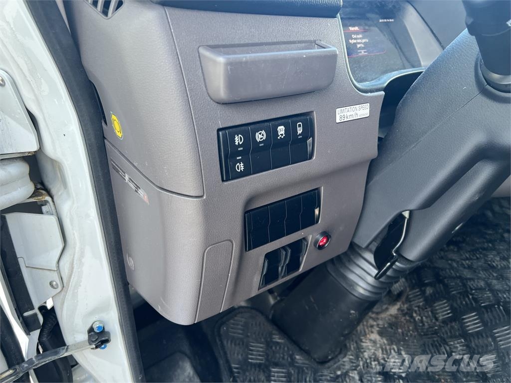 Fuso Ecanter 9C18 L-Bat Camiones con caja de remolque