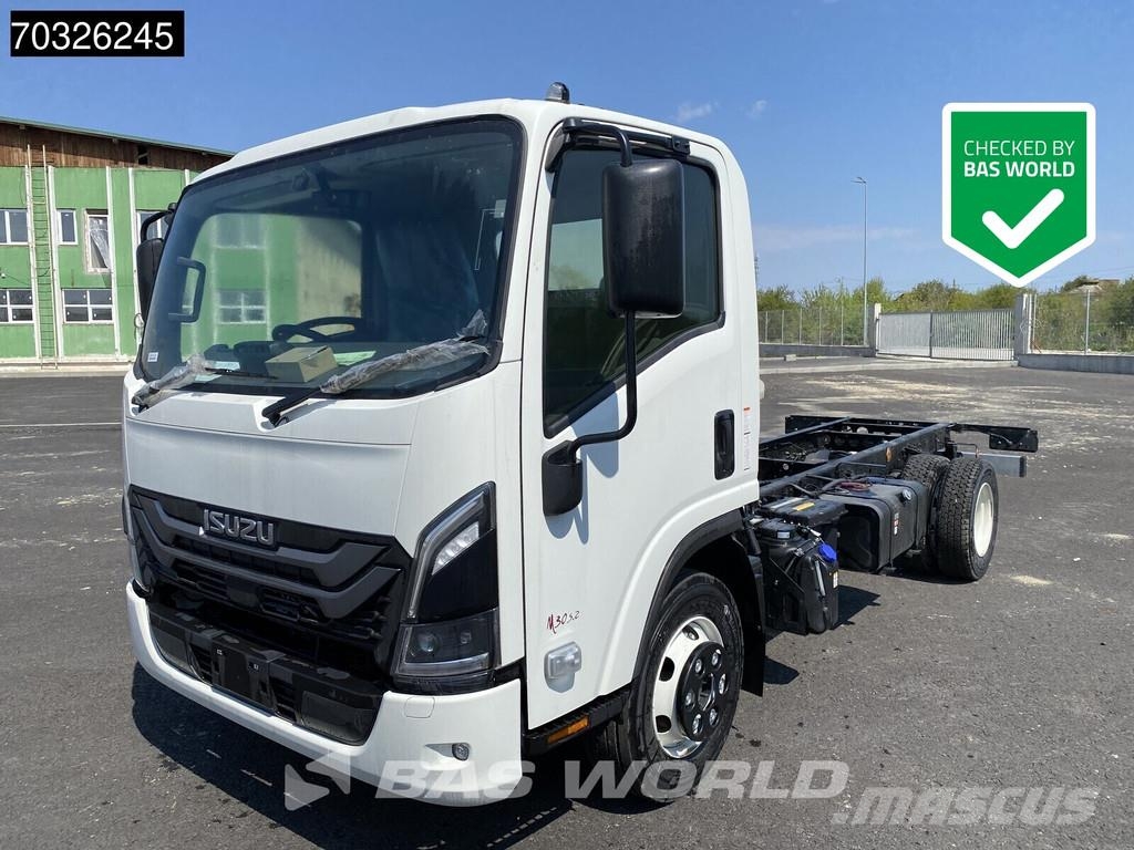 Isuzu M30 5.2 4X2 NEW! 7,5T Chassis 330cm Automatic Euro Camiones con chasís y cabina