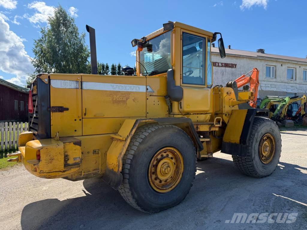 Volvo L 90 D لوادر بعجل