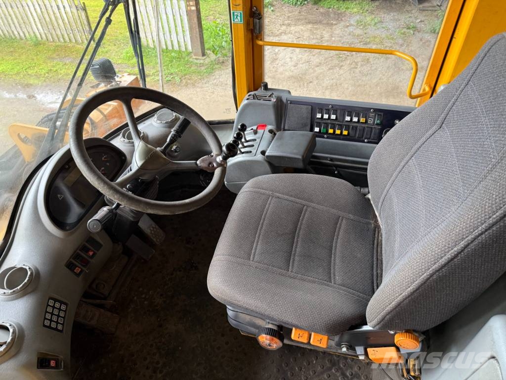 Volvo L 90 D لوادر بعجل