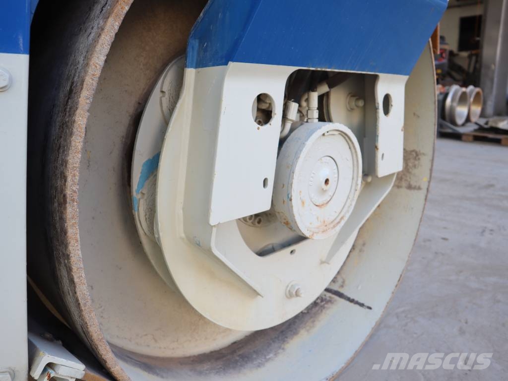 Bomag BW 144 AD مداحل ثنائية الاسطوانة