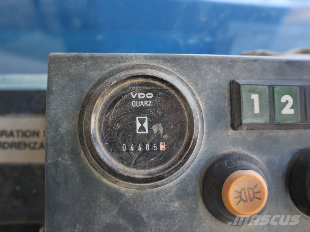 Bomag BW 144 AD مداحل ثنائية الاسطوانة