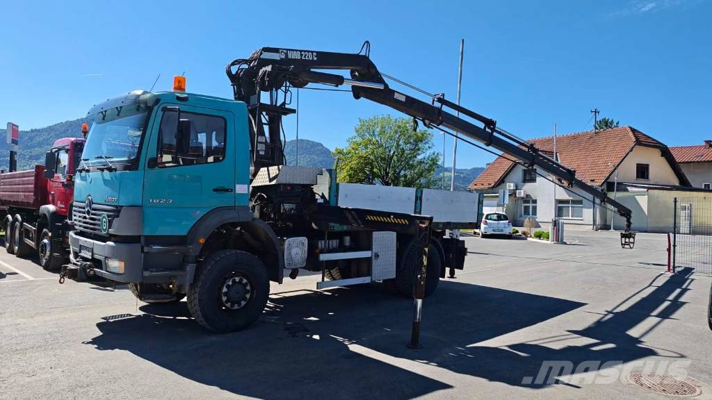 Mercedes-Benz 4X4 stake body - crane Hiab 220C-5 - 13.8M Savivarčių priekabų vilkikai