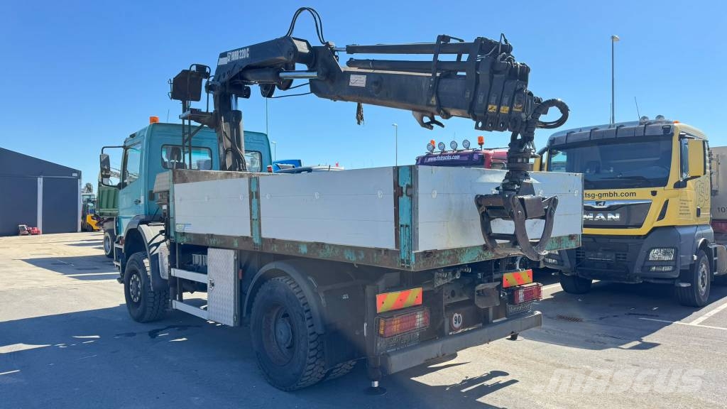 Mercedes-Benz 4X4 stake body - crane Hiab 220C-5 - 13.8M Savivarčių priekabų vilkikai