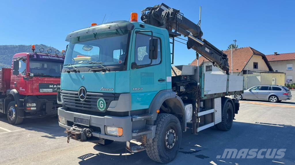 Mercedes-Benz 4X4 stake body - crane Hiab 220C-5 - 13.8M Savivarčių priekabų vilkikai