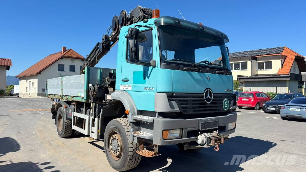 Mercedes-Benz 4X4 stake body - crane Hiab 220C-5 - 13.8M Savivarčių priekabų vilkikai