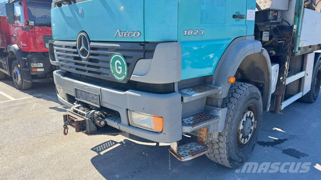 Mercedes-Benz 4X4 stake body - crane Hiab 220C-5 - 13.8M Savivarčių priekabų vilkikai