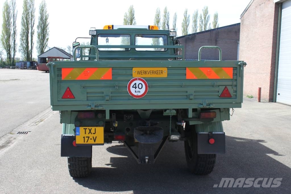 Mercedes-Benz Unimog U 1300 L Camiones de cama baja