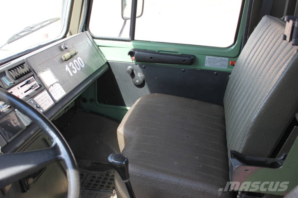 Mercedes-Benz Unimog U 1300 L Camiones de cama baja