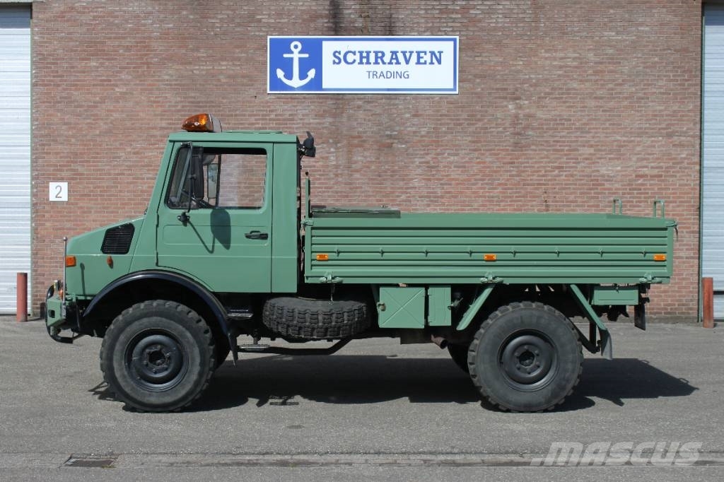 Mercedes-Benz Unimog U 1300 L Camiones de cama baja