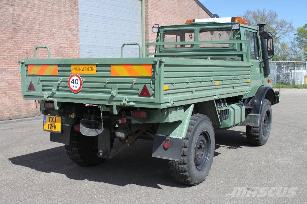 Mercedes-Benz Unimog U 1300 L Camiones de cama baja